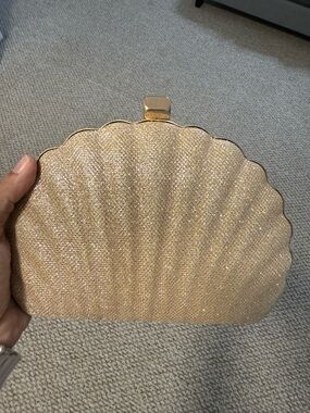 Elegant Shell-Shaped Evening Clutch in Champagne